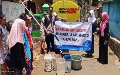 Tunjukkan Kepedulian, SMPN 2 Girimarto Salurkan Bantuan Air Bersih